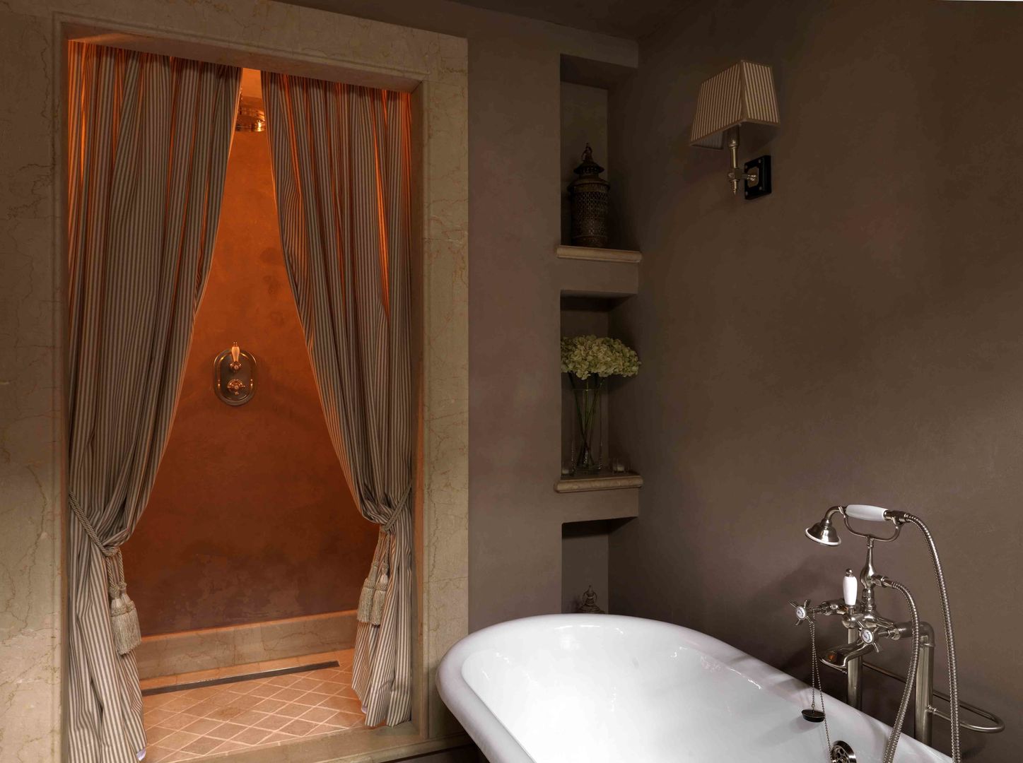 Palazzo nel centro d Pistoia, Antonio Lionetti Home Design Antonio Lionetti Home Design Classic style bathroom Bathtubs & showers