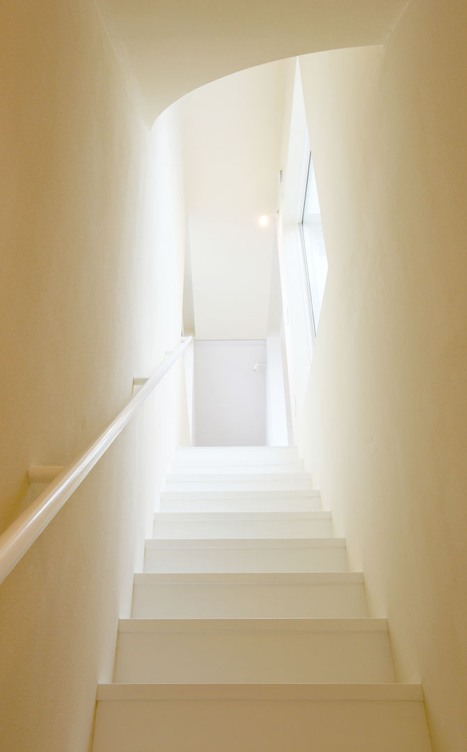 ​SLIDE HOUSE (House in Nakameguro), LEVEL Architects LEVEL Architects Ingresso, Corridoio & Scale in stile moderno