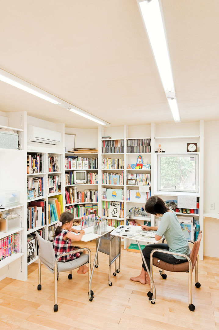 ​SLIDE HOUSE (House in Nakameguro), LEVEL Architects LEVEL Architects モダンデザインの 書斎