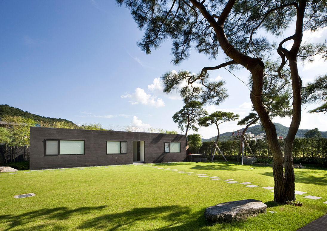 Floating House, hyunjoonyoo architects hyunjoonyoo architects Modern Garden