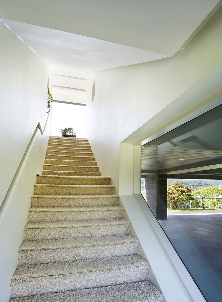 Floating House, hyunjoonyoo architects hyunjoonyoo architects Modern Corridor, Hallway and Staircase