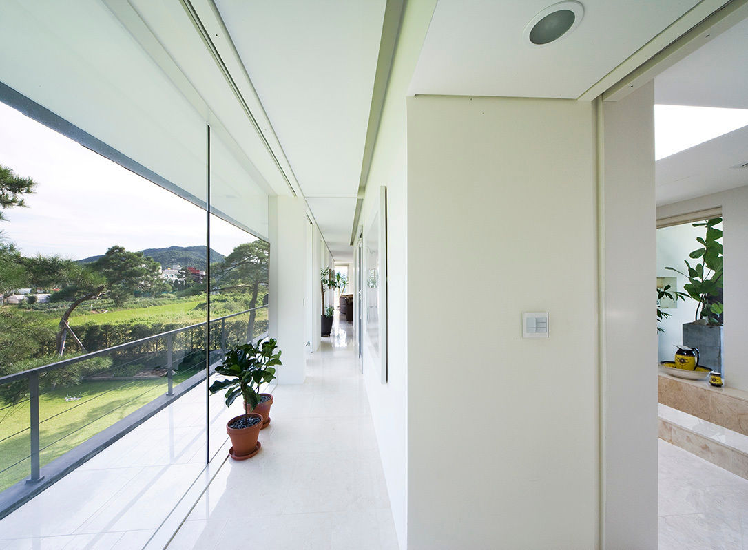 Floating House, hyunjoonyoo architects hyunjoonyoo architects Modern corridor, hallway & stairs