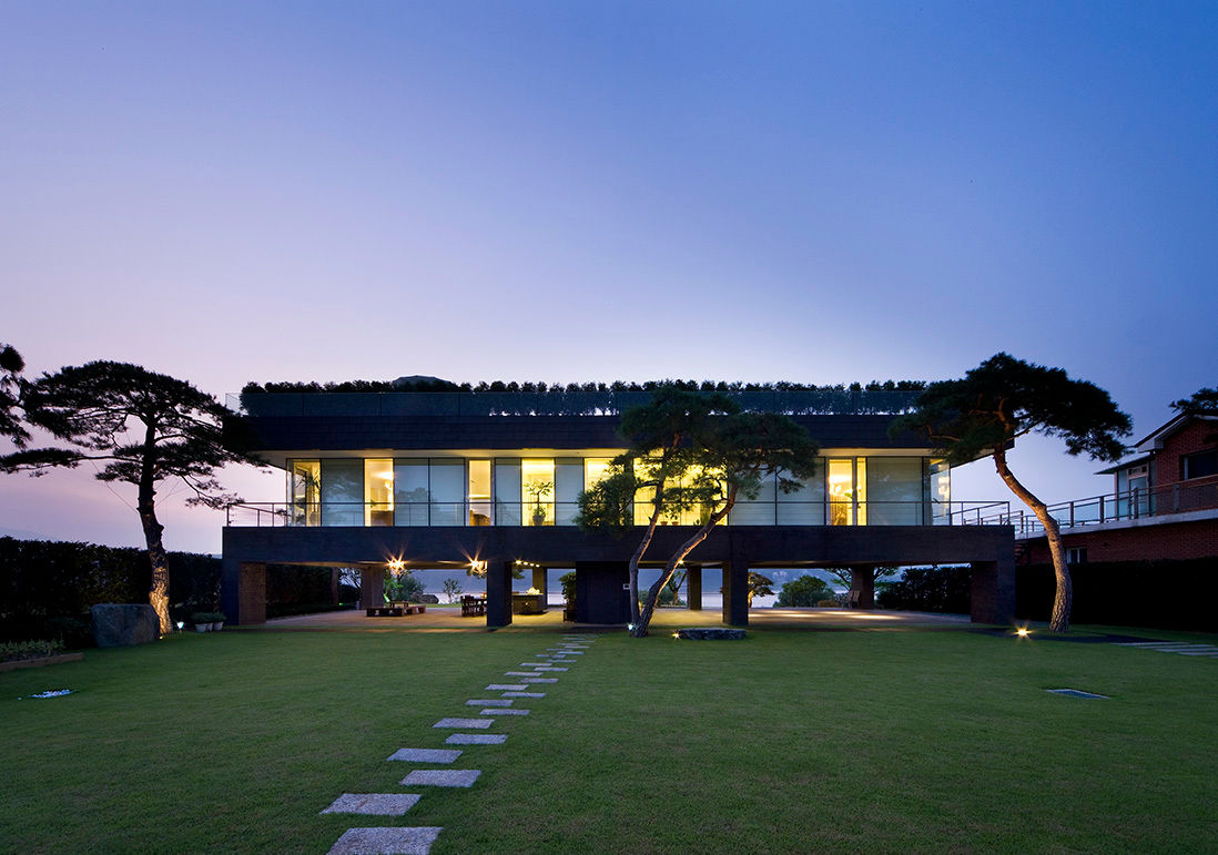 Floating House, hyunjoonyoo architects hyunjoonyoo architects 現代房屋設計點子、靈感 & 圖片