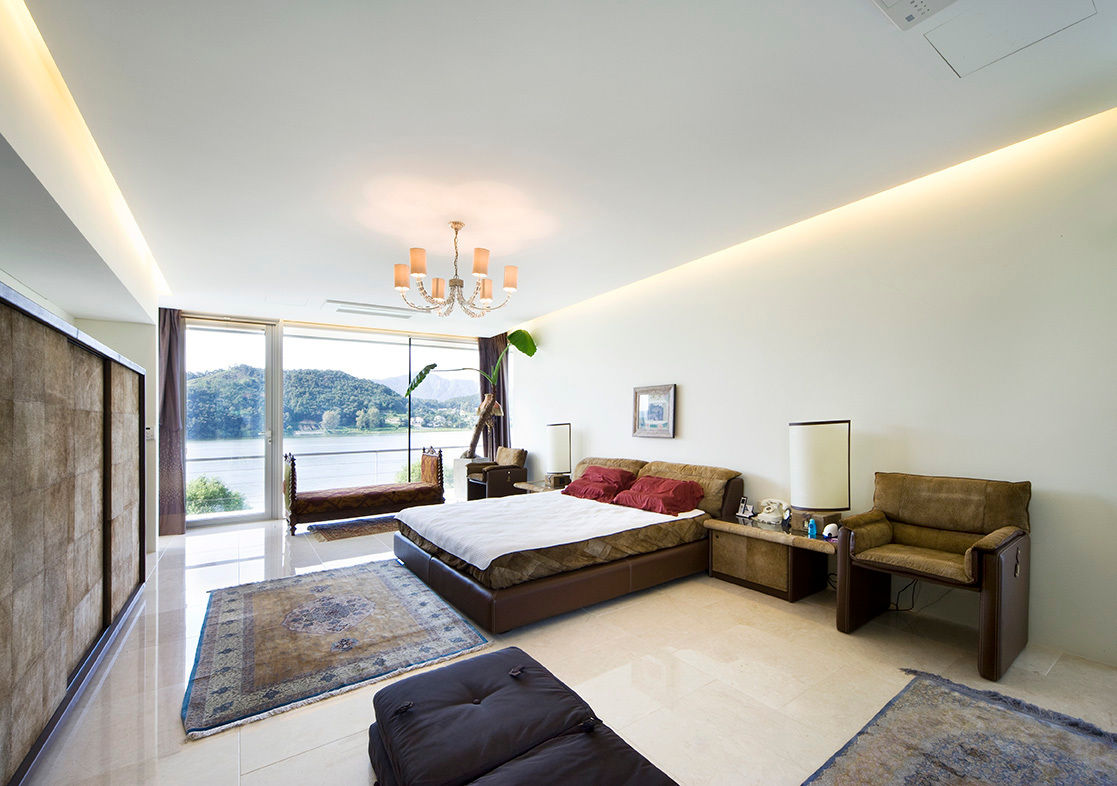 Floating House, hyunjoonyoo architects hyunjoonyoo architects Modern style bedroom