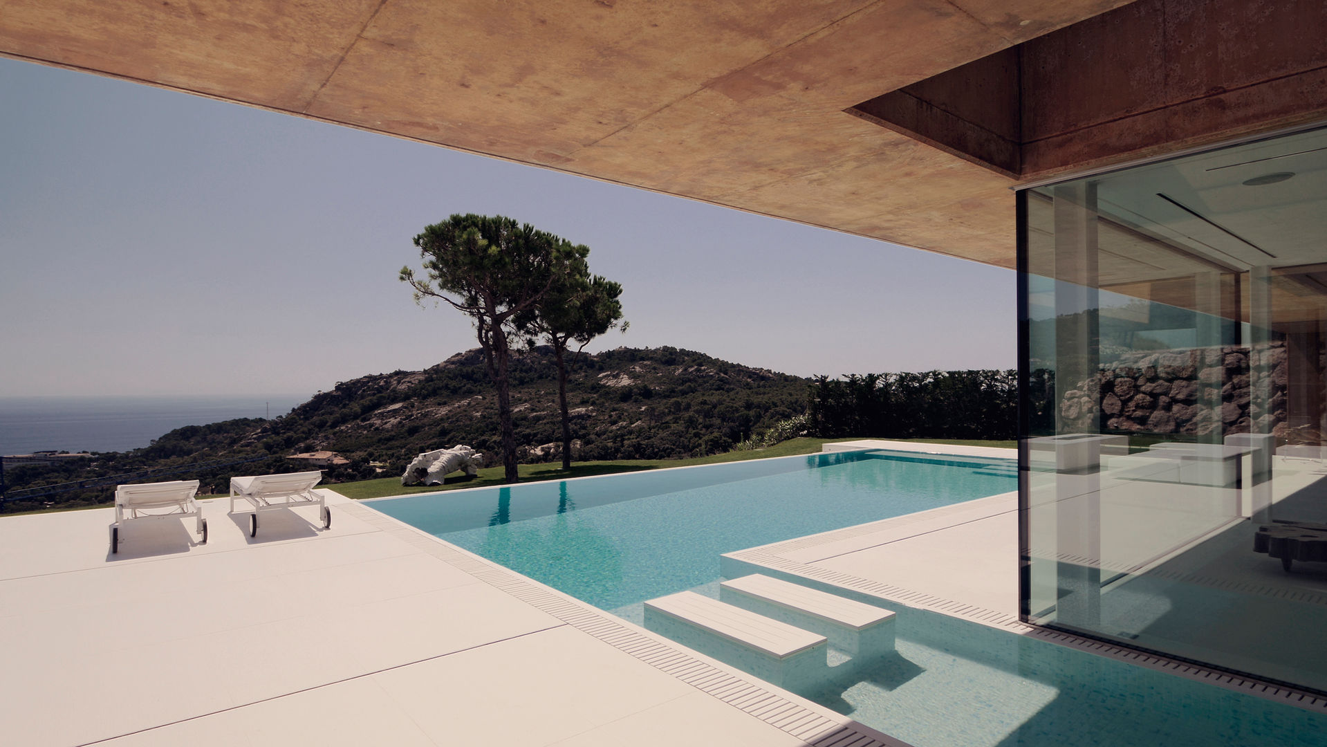 Rehabilitación de vivienda unifamiliar en la Costa Brava, THK Construcciones THK Construcciones Pool