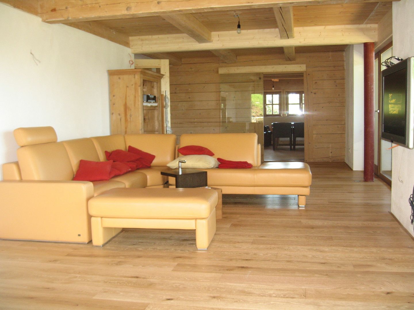 Wohnhaus am Ölbergring / Energetische Sanierung im Mangfalltal, architekturbuero-utegoeschel.de architekturbuero-utegoeschel.de Modern living room Sofas & armchairs