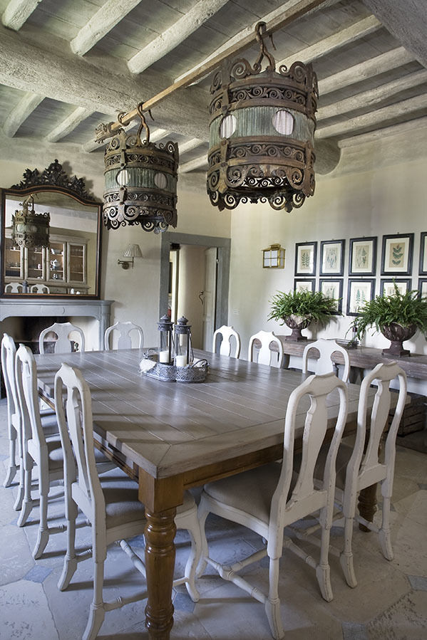 Casale sulle colline di Firenze: Spirito tradizionale, Antonio Lionetti Home Design Antonio Lionetti Home Design Salle à manger rustique Tables