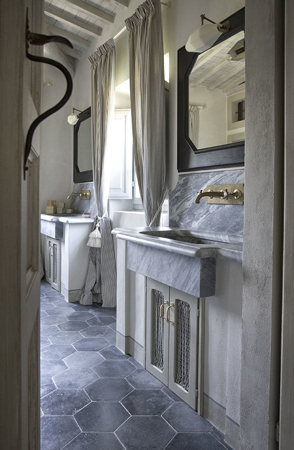 Casale sulle colline di Firenze: Spirito tradizionale, Antonio Lionetti Home Design Antonio Lionetti Home Design Rustic style bathroom Sinks