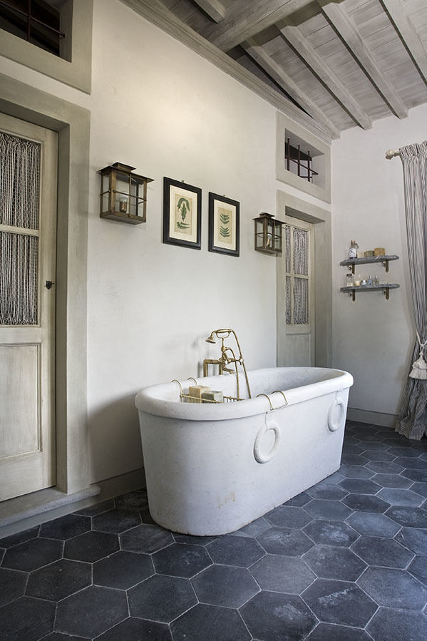 Casale sulle colline di Firenze: Spirito tradizionale, Antonio Lionetti Home Design Antonio Lionetti Home Design Rustic style bathrooms Bathtubs & showers