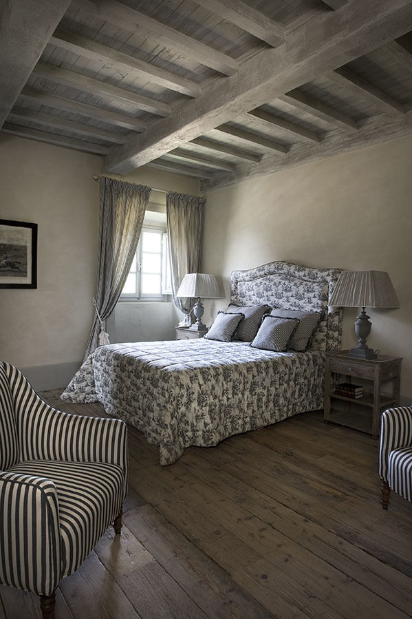 Casale sulle colline di Firenze: Spirito tradizionale, Antonio Lionetti Home Design Antonio Lionetti Home Design Rustic style bedroom Beds & headboards