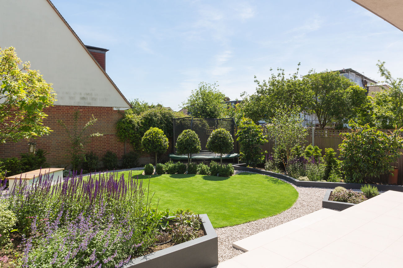 A Garden Located in Broadgates Road with a Great Landscape, BTL Property LTD BTL Property LTD Jardines de estilo moderno