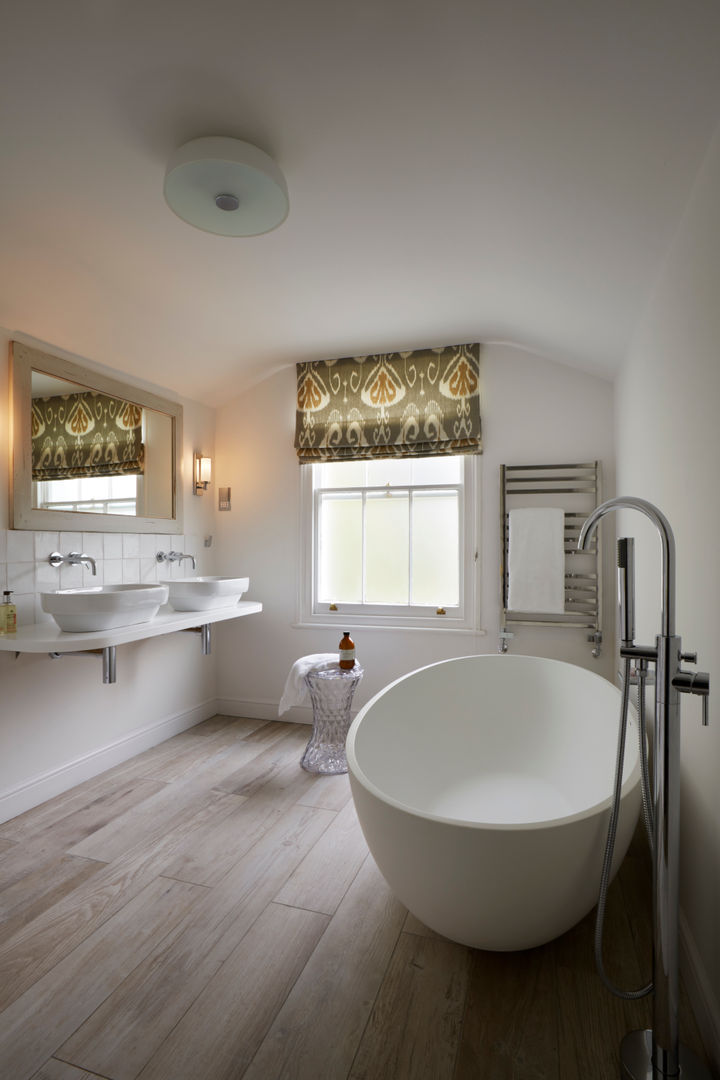 Stylish white bathroom with rustic textures ZazuDesigns Baños de estilo moderno