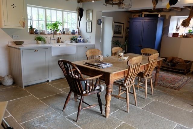 Umbrian Limestone in country kitchen Floors of Stone Ltd Nhà bếp phong cách đồng quê