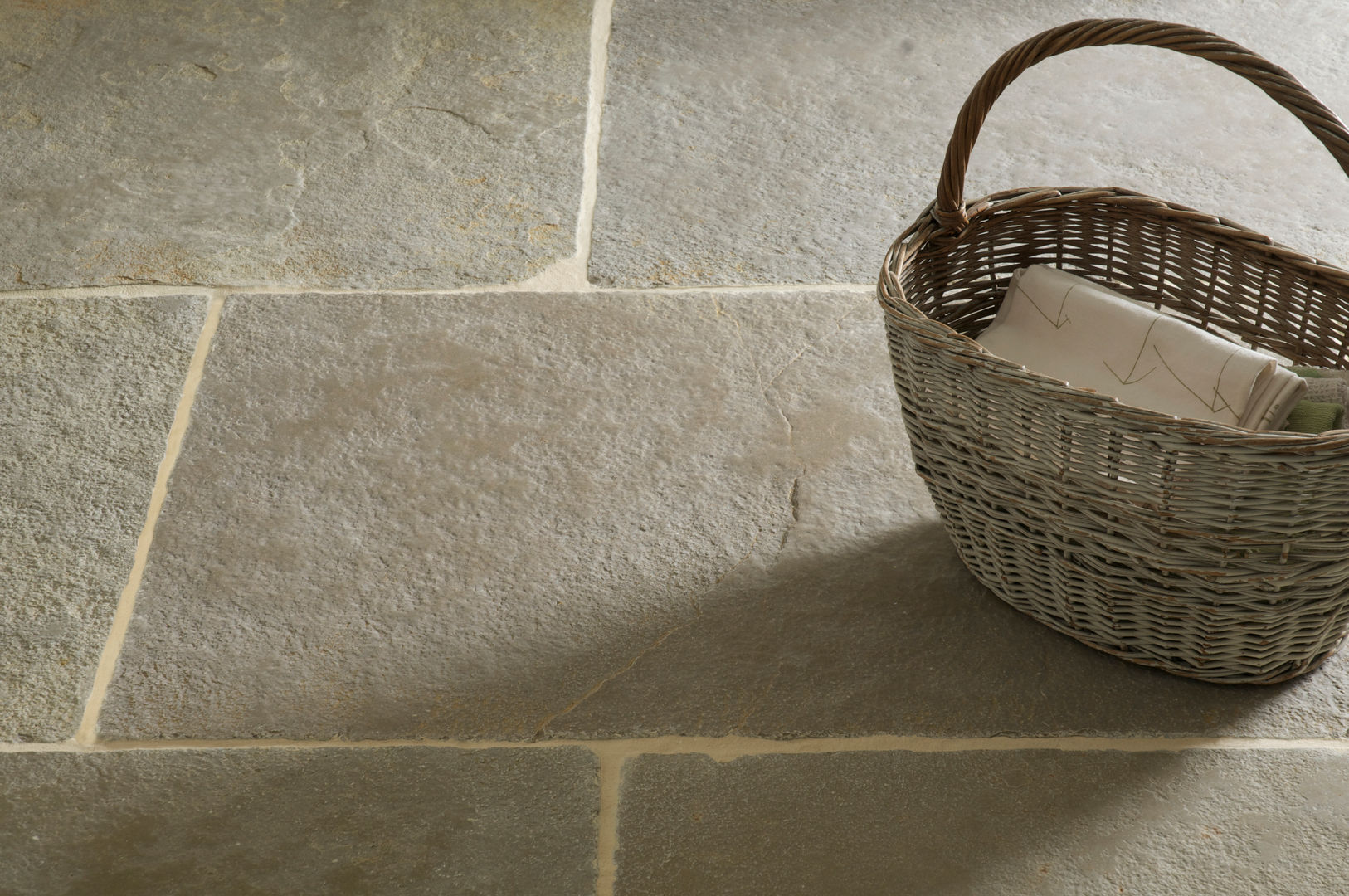 Umbrian Limestone Floors of Stone Ltd Кухня в стиле кантри