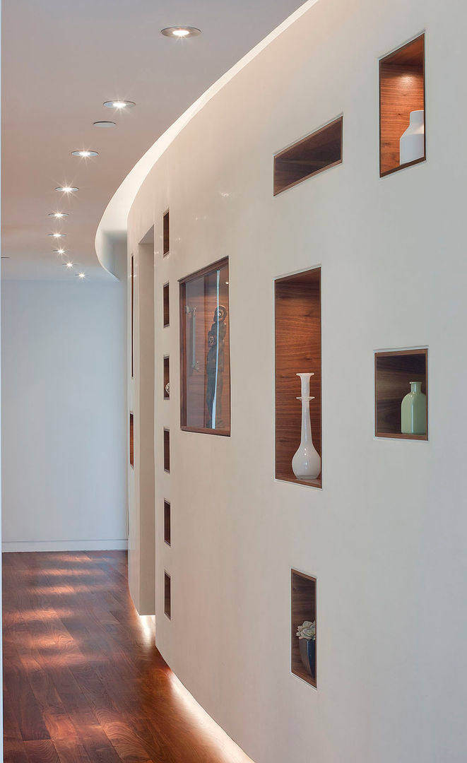 Entry wall Eisner Design Modern corridor, hallway & stairs