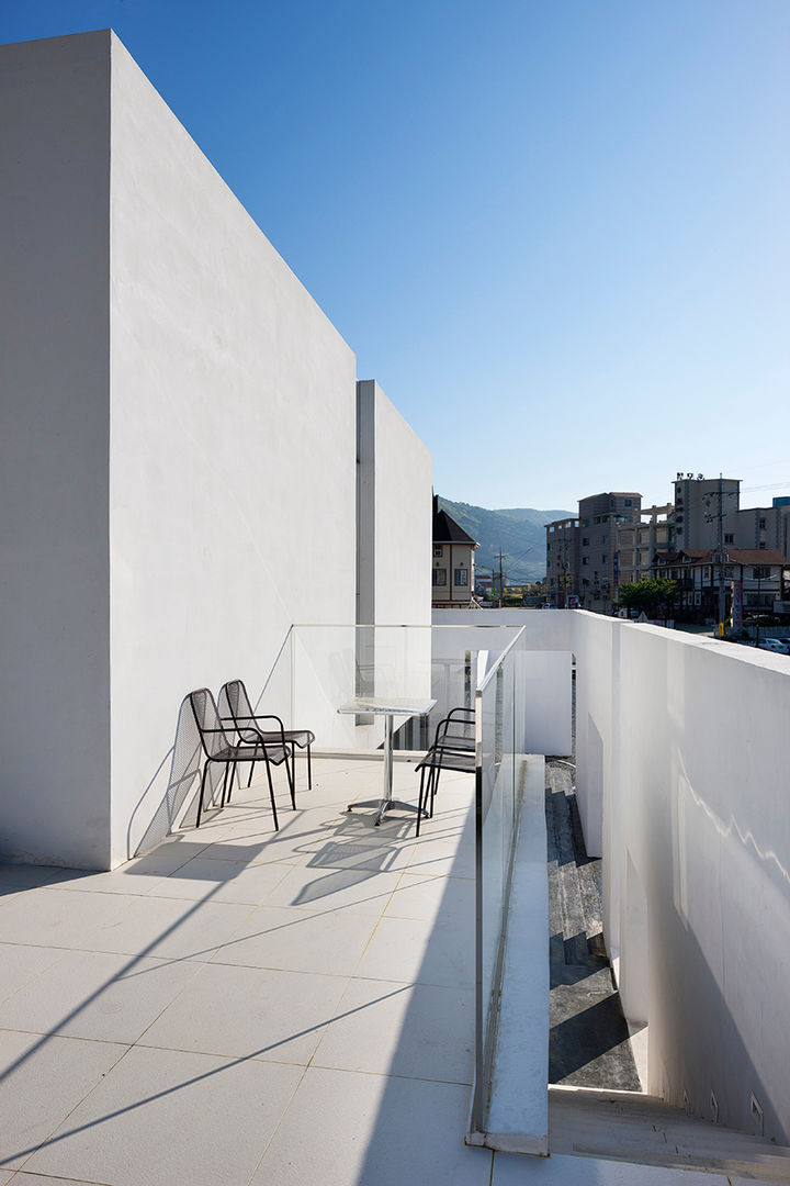 Mug Hakdong, hyunjoonyoo architects hyunjoonyoo architects Modern balcony, veranda & terrace