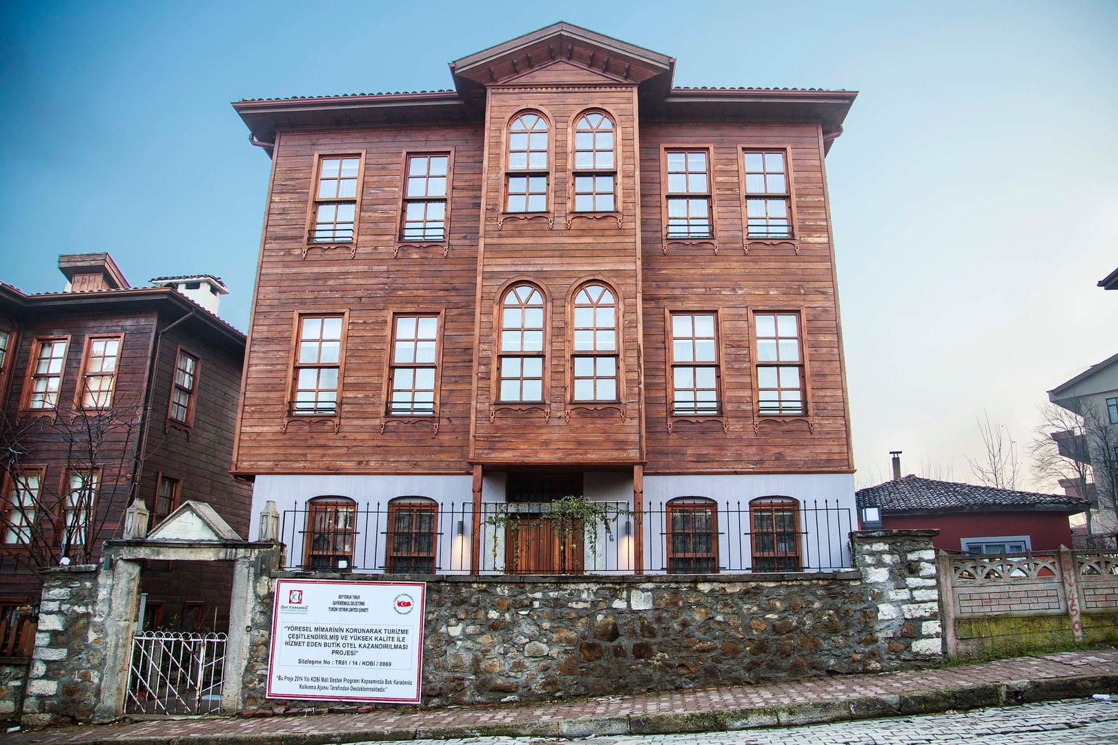 BARTIN’DA AHŞAP KONAK RESTORASYONU & OTELE DÖNÜŞTÜRÜLMESİ, BOYTORUN ARCHITECTS BOYTORUN ARCHITECTS Коммерческие помещения Гостиницы