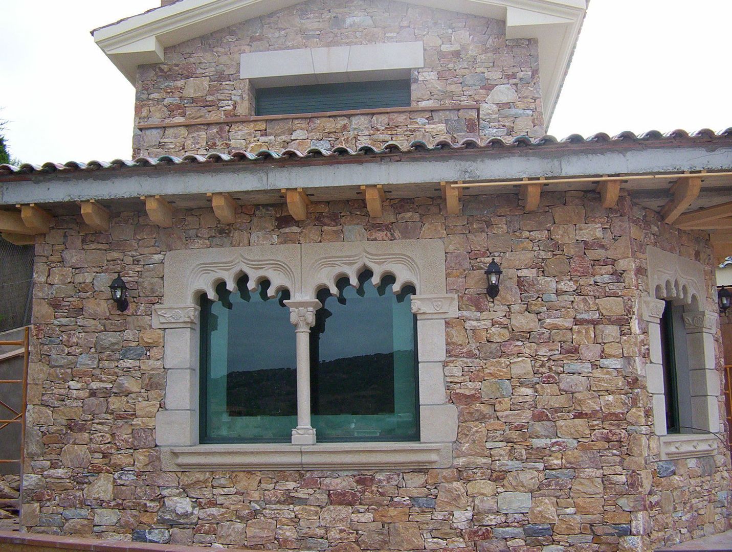 Ventana doble Gótica con base,columna y capitel. James Rossell Puertas y ventanas mediterráneas