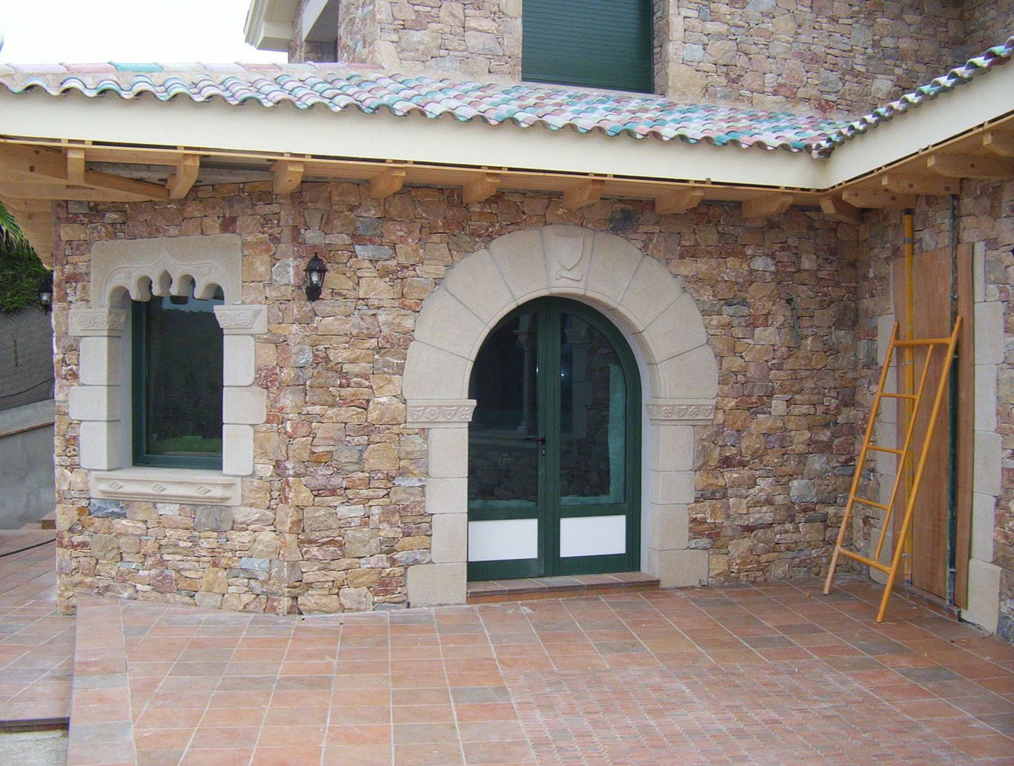 Casa de piedra., James Rossell James Rossell Mediterranean style windows & doors.