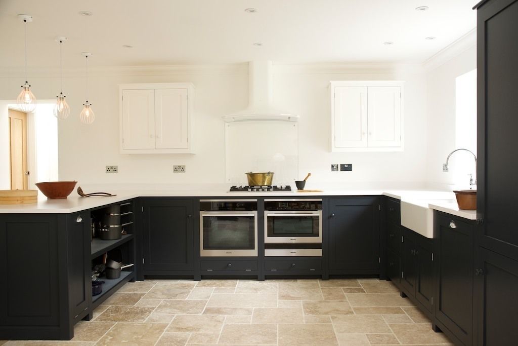 Light Tumbled Travertine Floors of Stone Ltd Cocinas de estilo moderno