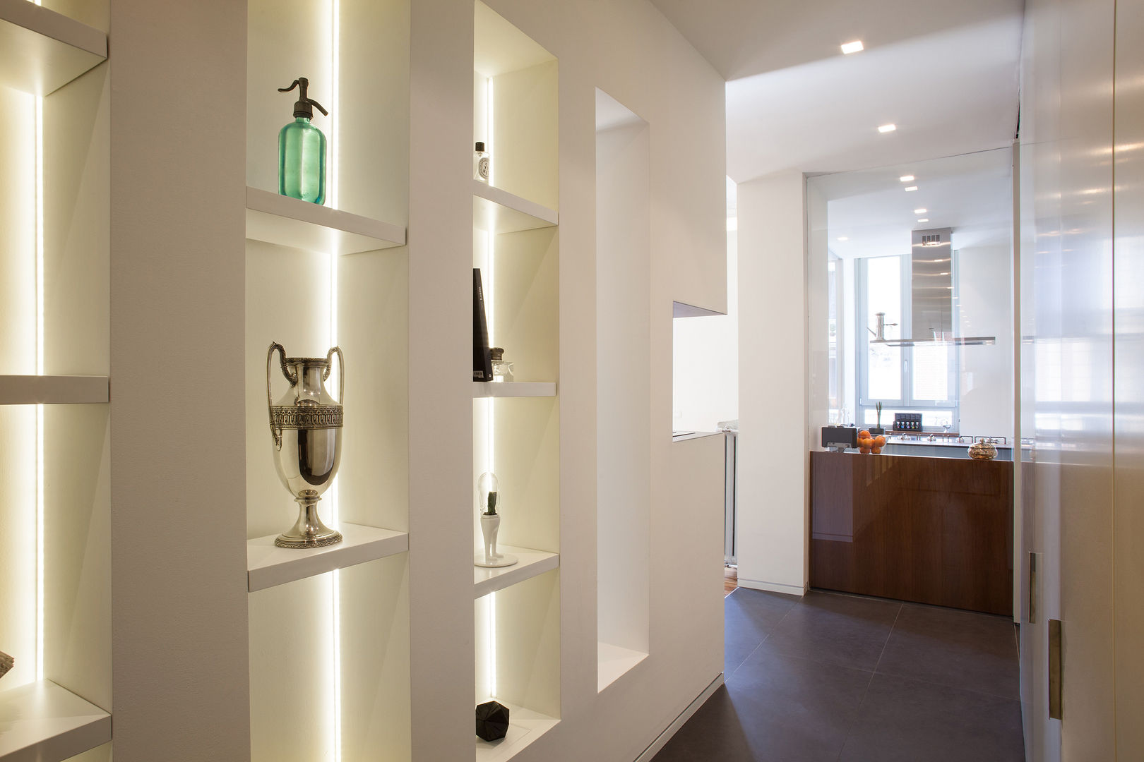 Appartamento a Milano, bdastudio bdastudio Pasillos, vestíbulos y escaleras de estilo minimalista