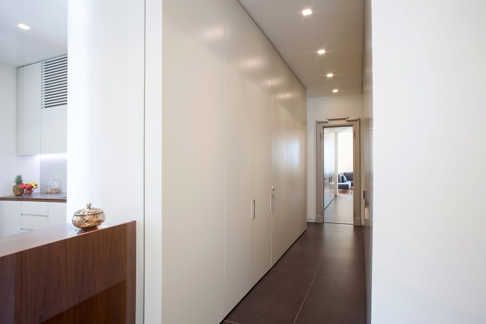 Appartamento a Milano, bdastudio bdastudio Minimalist corridor, hallway & stairs