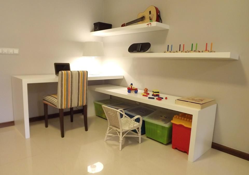 Zona de estudo e brincadeira Traço Magenta - Design de Interiores Salas de estar modernas