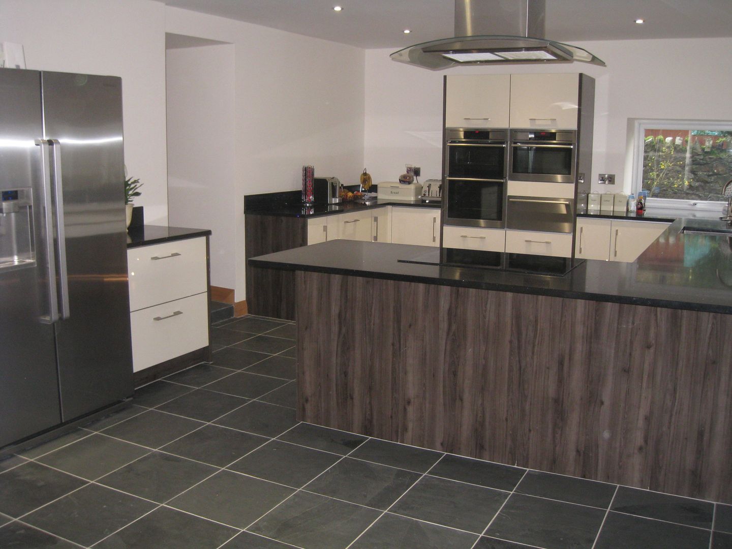 Southview || Brazilian Black Slate Floors of Stone Ltd Cocinas modernas