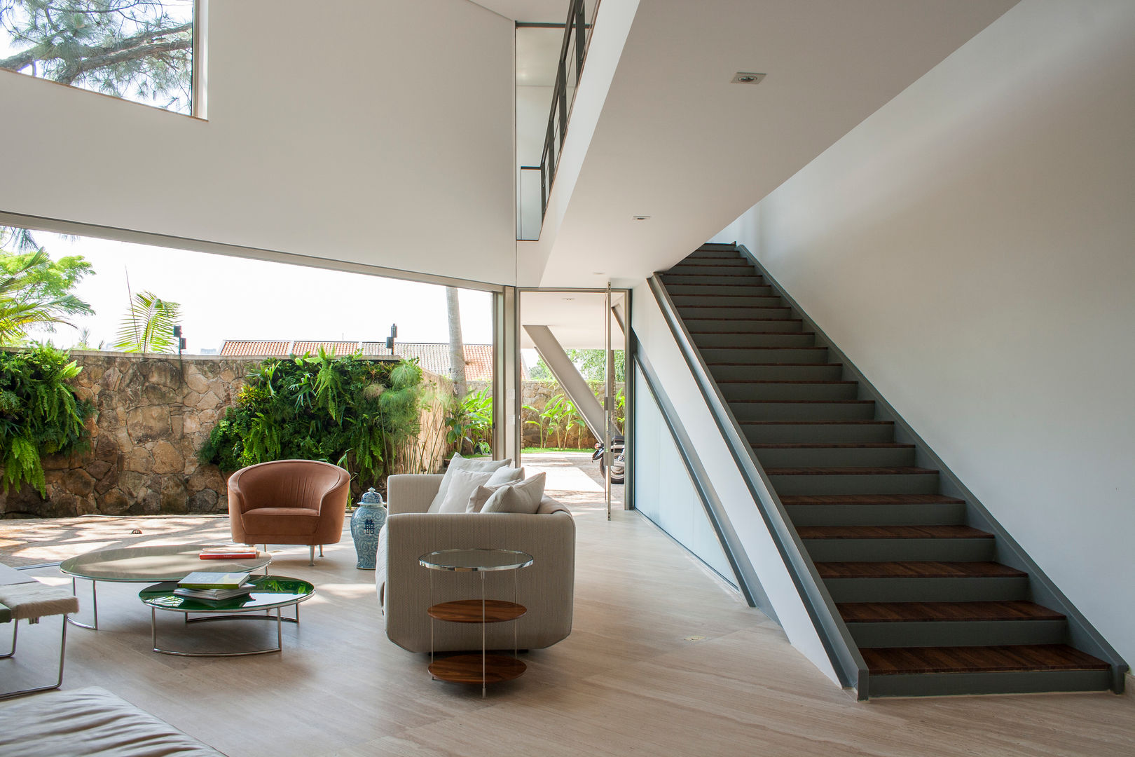 Casa Offset, SAA_SHIEH ARQUITETOS ASSOCIADOS SAA_SHIEH ARQUITETOS ASSOCIADOS Modern corridor, hallway & stairs