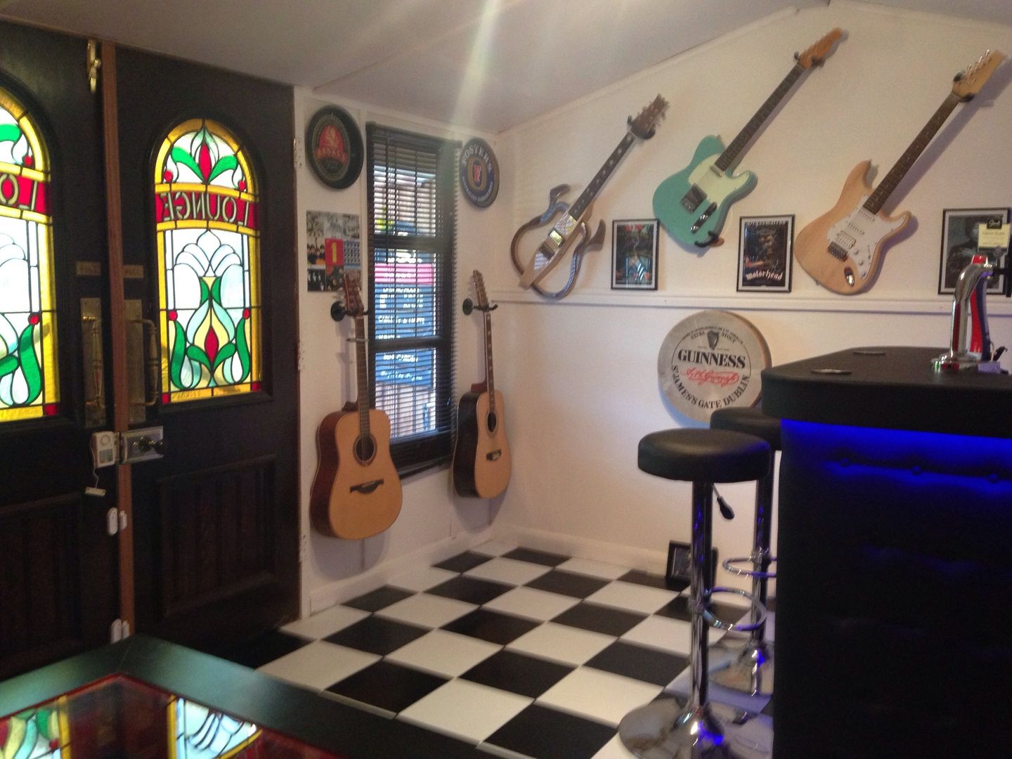 Inside the man cave homify Modern wine cellar