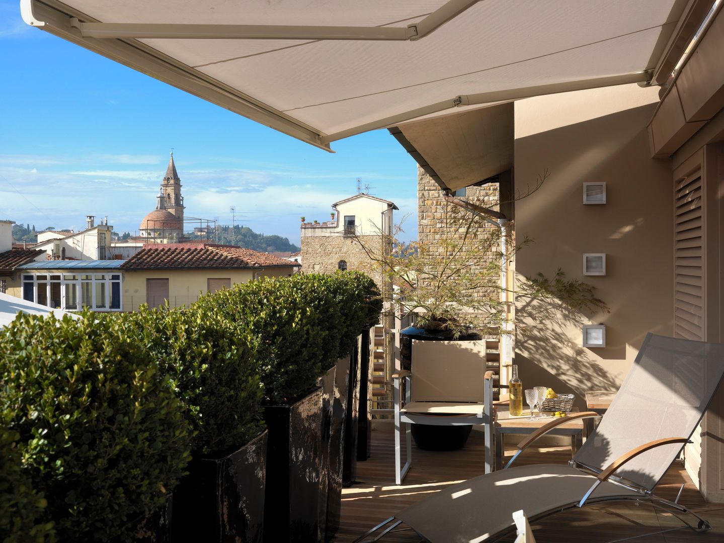 Attico sui Lungarni a Firenze, Antonio Lionetti Home Design Antonio Lionetti Home Design Modern balcony, veranda & terrace Plants & flowers