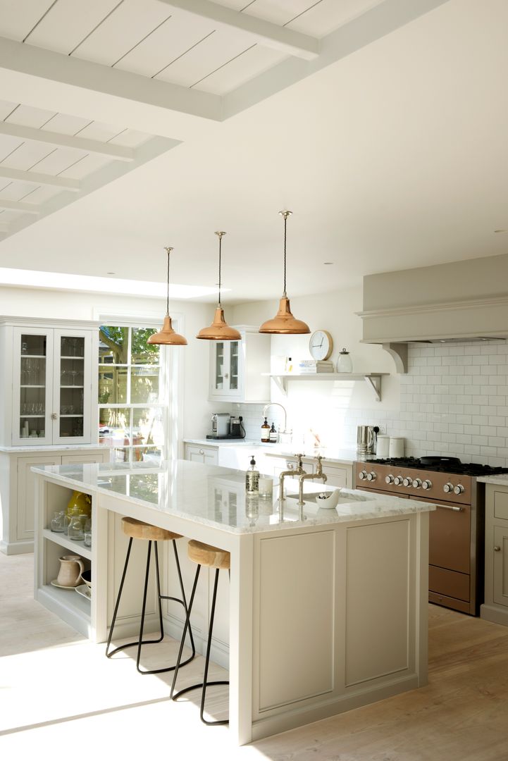 The Clapham Classic English Kitchen by deVOL deVOL Kitchens カントリーデザインの キッチン