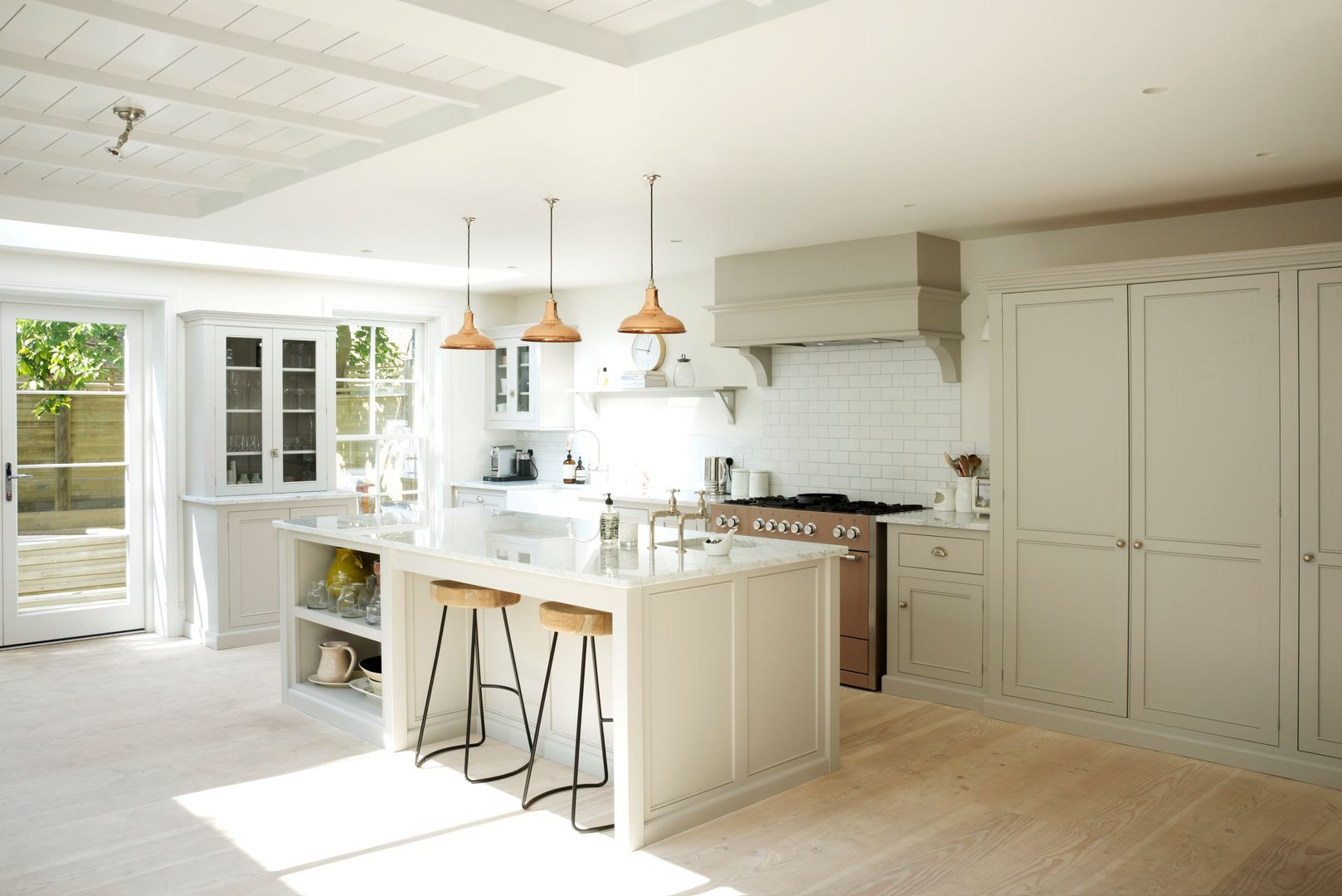The Clapham Classic English Kitchen by deVOL deVOL Kitchens Landhaus Küchen