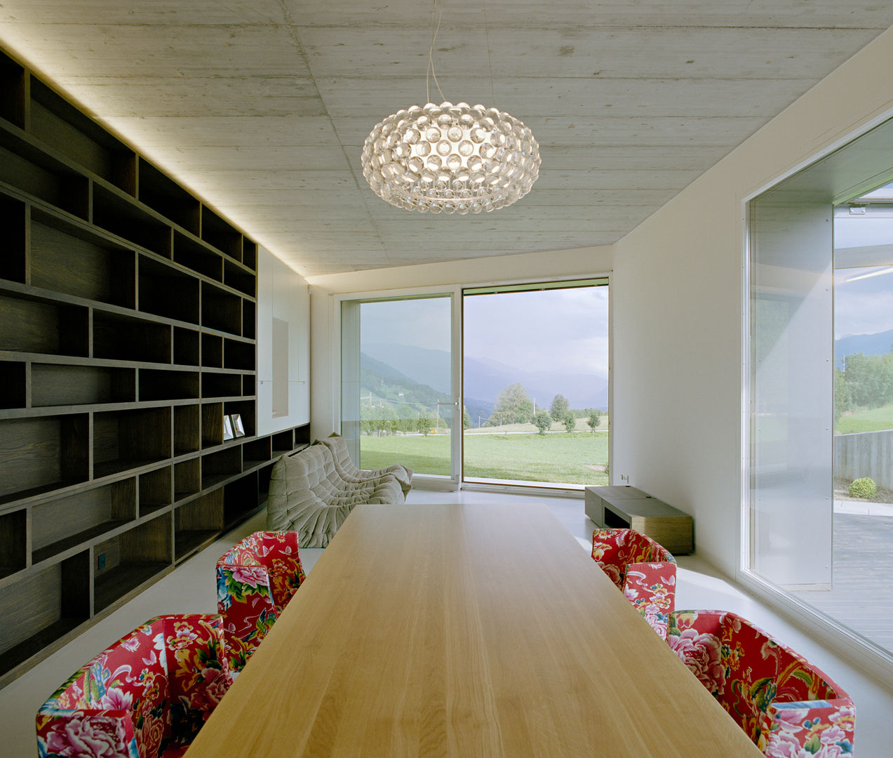 SUSI - Single Family House and Veterinarian Office, AllesWirdGut Architektur ZT GmbH AllesWirdGut Architektur ZT GmbH Modern dining room