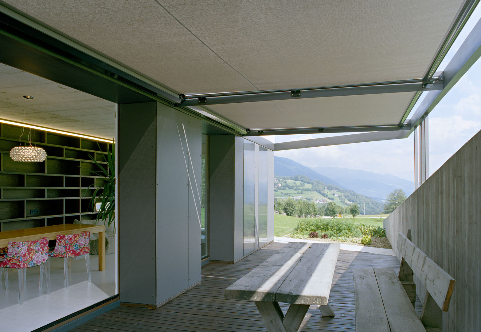 SUSI - Single Family House and Veterinarian Office, AllesWirdGut Architektur ZT GmbH AllesWirdGut Architektur ZT GmbH Modern balcony, veranda & terrace