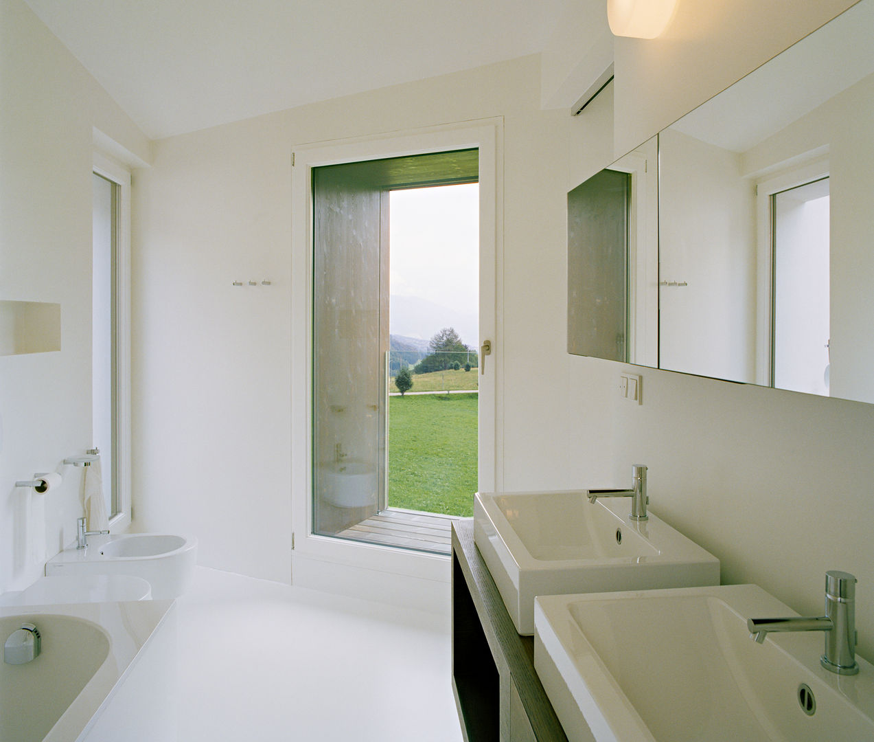 SUSI - Single Family House and Veterinarian Office, AllesWirdGut Architektur ZT GmbH AllesWirdGut Architektur ZT GmbH Modern bathroom