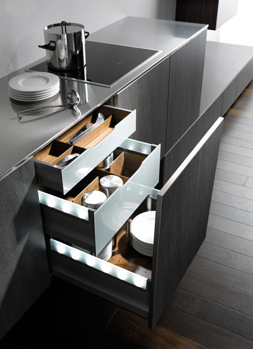 Full height Pull Out homify Modern style kitchen Storage