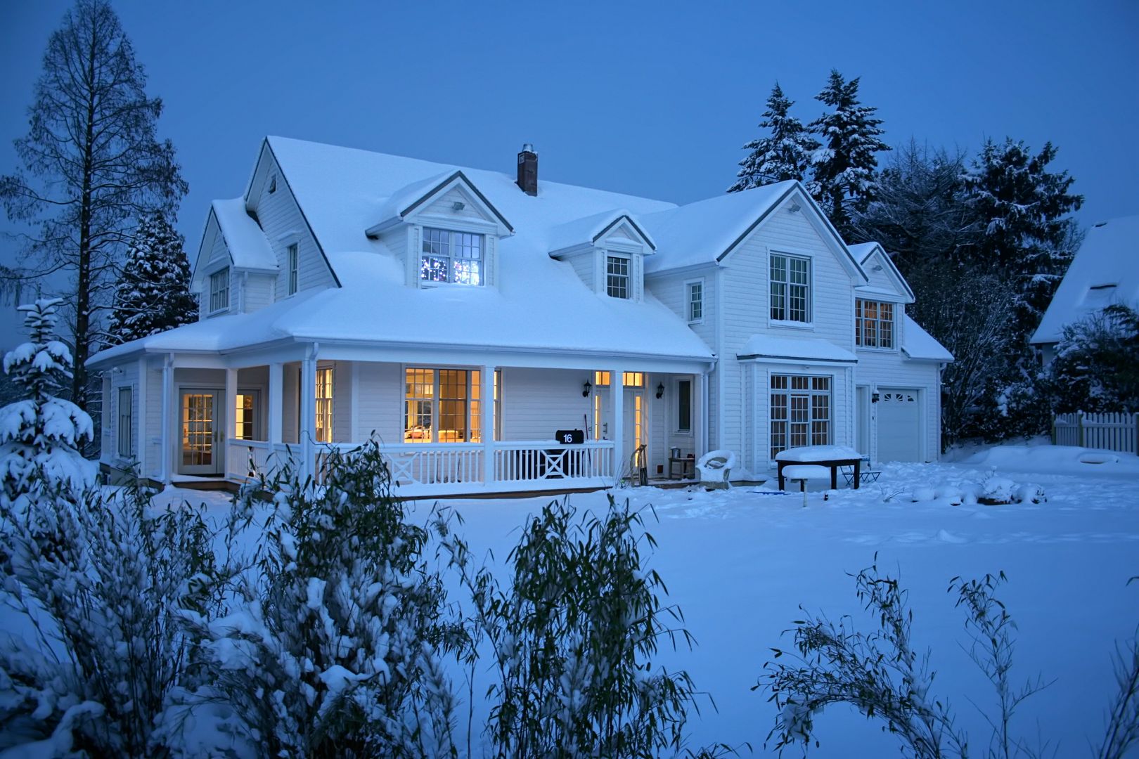 OPEN HOUSE front im Schnee THE WHITE HOUSE american dream homes gmbh Landhäuser Schnee,Himmel,Gebäude,Fenster,Pflanze,Haus,Baum,Vorrichtung,Hütte,Lärche