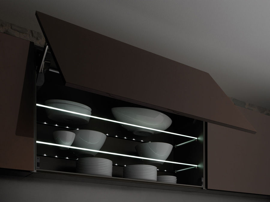 LED Illuminated Glass Shelves homify Cocinas de estilo moderno Almacenamiento y despensa