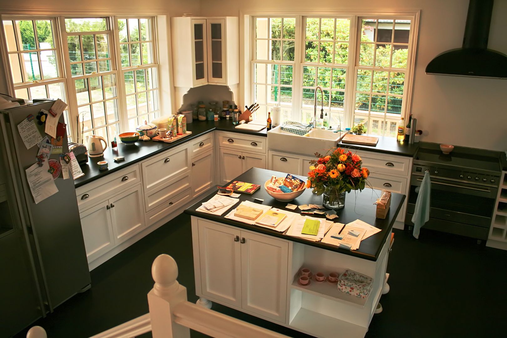 Großes Einfamilienhaus im amerikanischen Stil, THE WHITE HOUSE american dream homes gmbh THE WHITE HOUSE american dream homes gmbh Country style kitchen