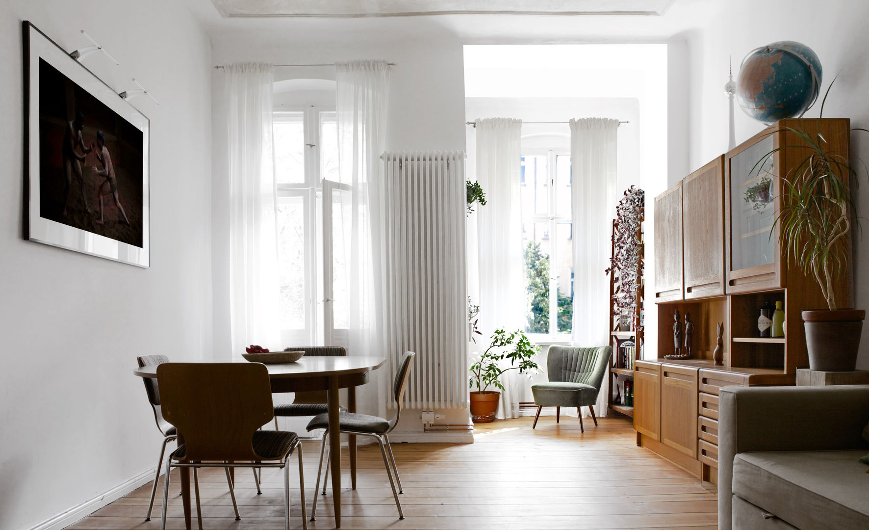 WDG Apartment renovation in Fshain, Berlin, RARE Office RARE Office Eclectic style living room