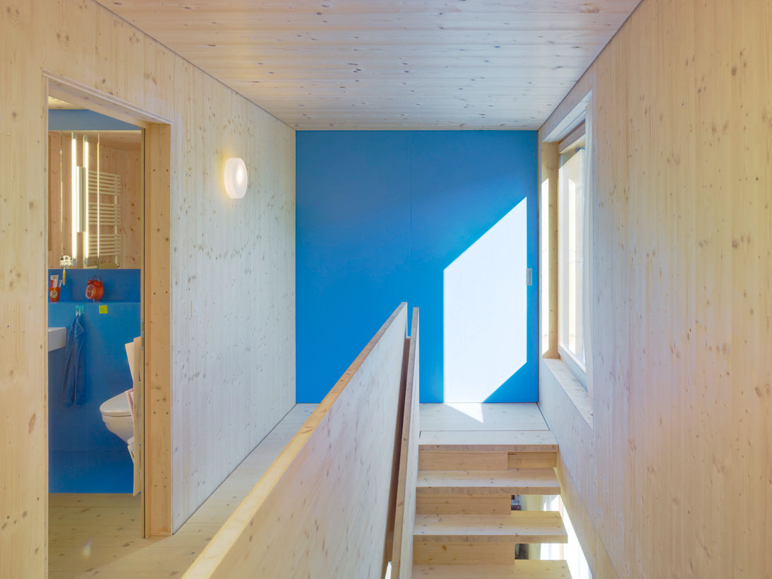 Haus Blarer CH-7503 Samedan, Blarer & Reber Architekten Blarer & Reber Architekten Modern corridor, hallway & stairs