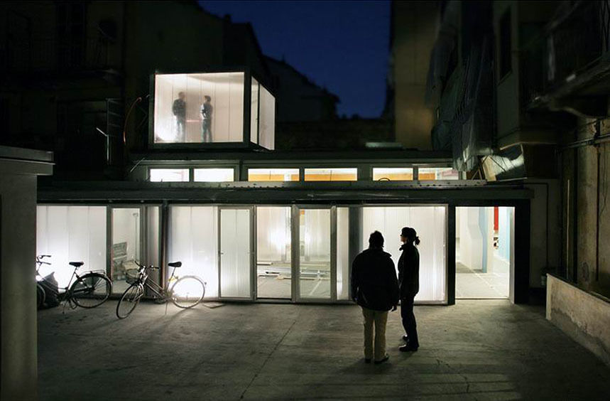 Trasformazione in studio di un'autofficina a San Salvario, Torino, TRA - architettura condivisa TRA - architettura condivisa Espacios comerciales Galerías y espacios comerciales