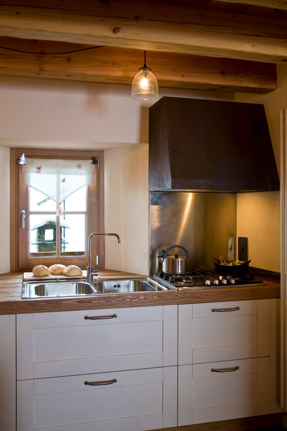 casa in valle d'aosta, geroni modi di abitare sas geroni modi di abitare sas Rustic style kitchen Sinks & taps