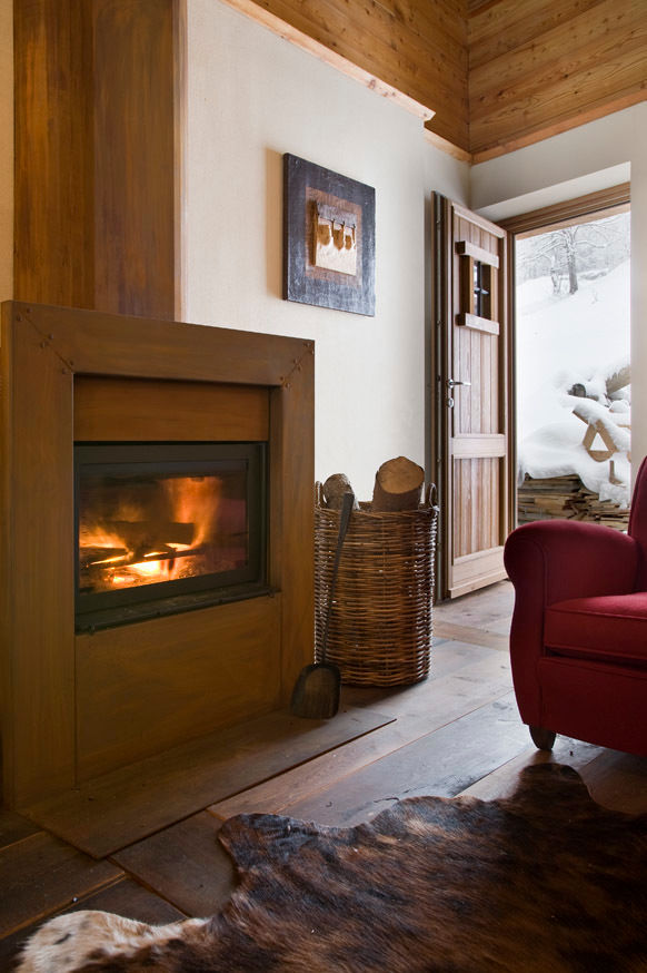 casa in valle d'aosta, geroni modi di abitare sas geroni modi di abitare sas Rustic style living room Fireplaces & accessories
