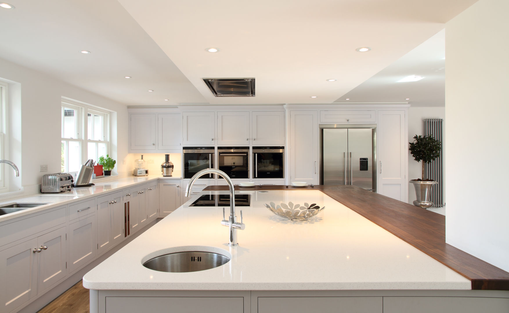 Modern kitchen in Hertfordshire John Ladbury and Company Modern Kitchen