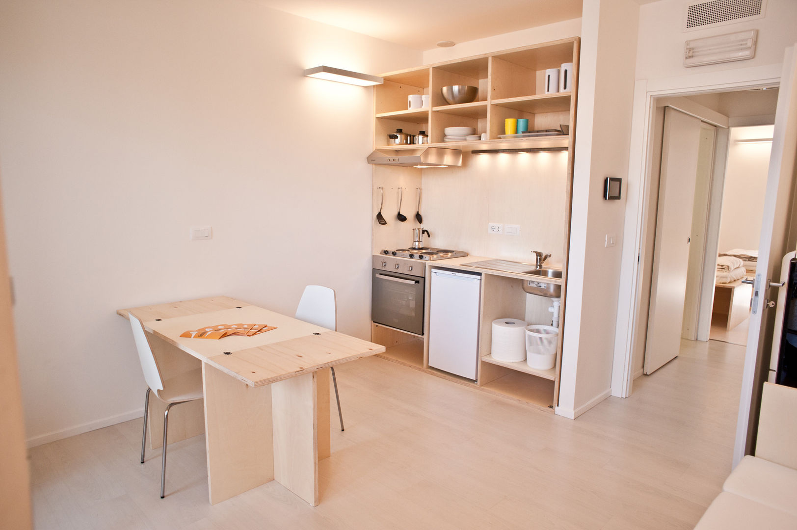 CasaZera: prototipo abitativo sostenibile in aree industriali dismesse, Torino, TRA - architettura condivisa TRA - architettura condivisa Industrial style kitchen