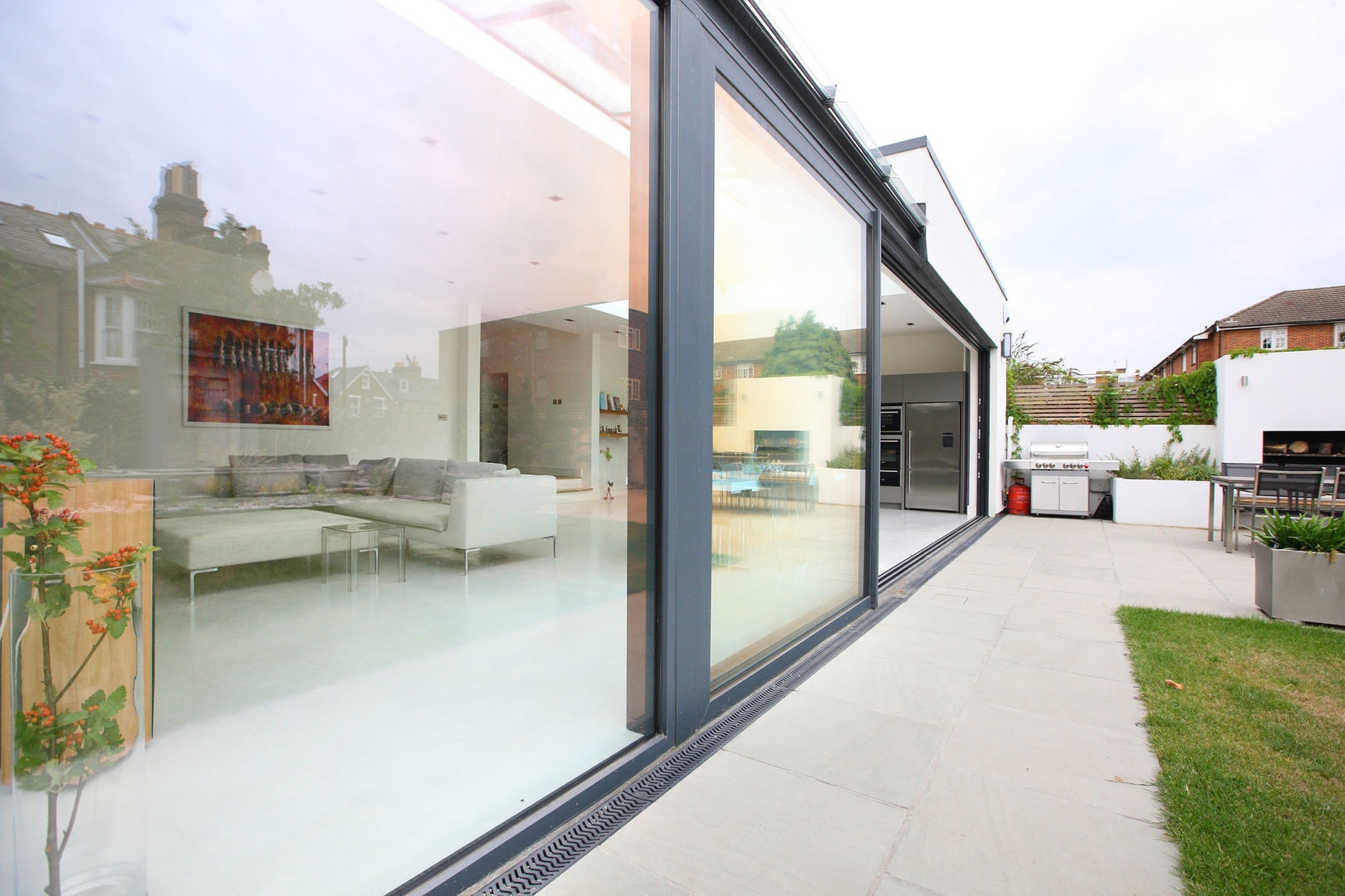 Glass sliding doors, PAD ARCHITECTS Casas de estilo minimalista