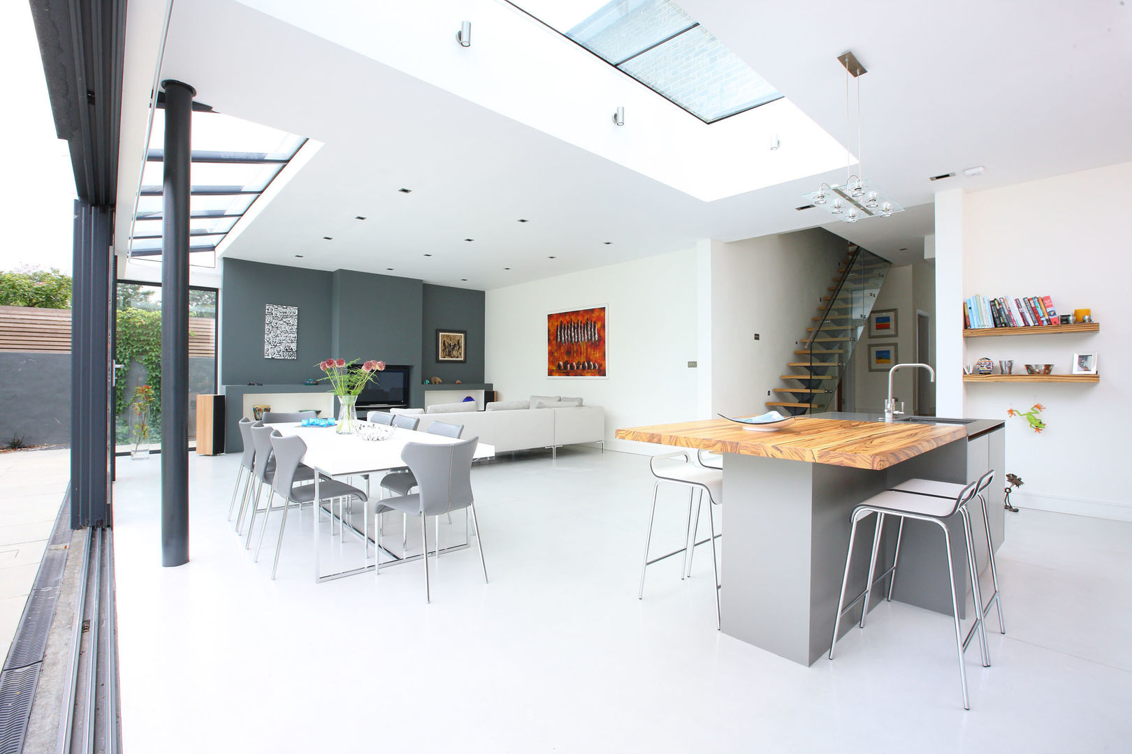 Light and bright living space PAD ARCHITECTS Moderne eetkamers Tafels