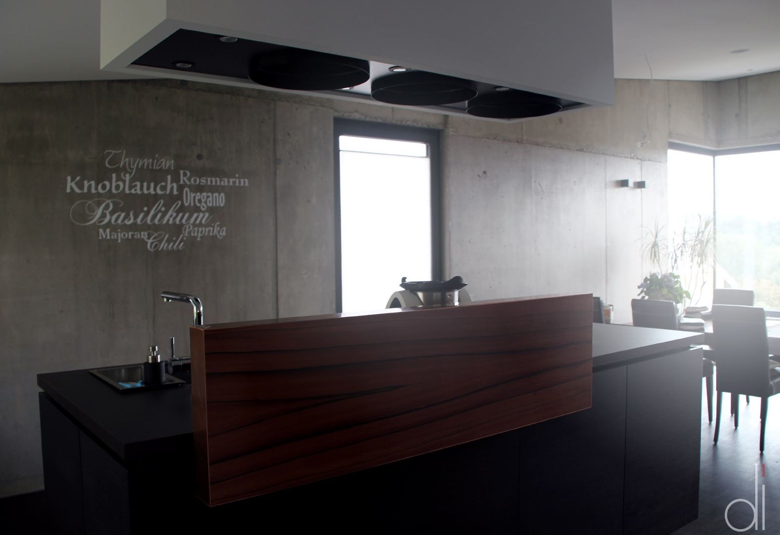 Raffiniertes Einfamilienhaus mit Pultdach, di architekturbüro di architekturbüro Кухня в стиле минимализм